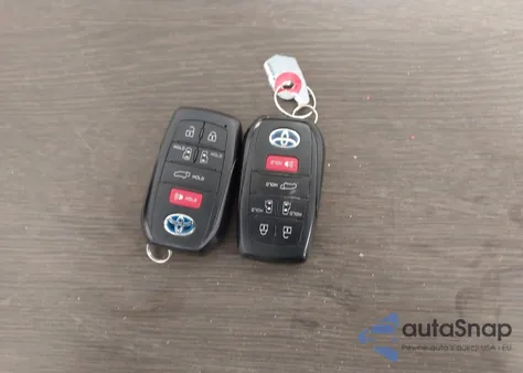 2021 Toyota Sienna Xle z USA, uszkodzony, nr VIN 5TDJRKEC7MS002646